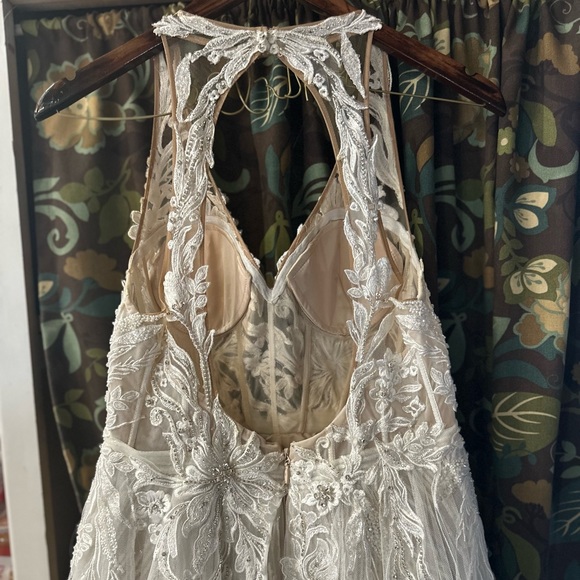 Beautiful Galina signature wedding dress - Picture 7 of 8